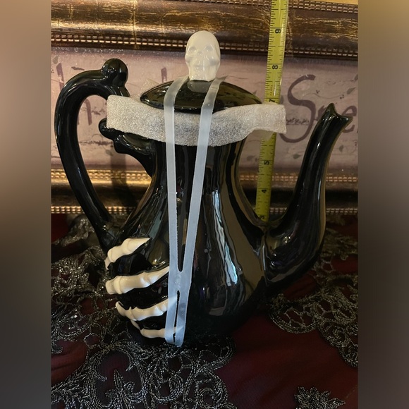 SPOOKY HOLLOW NWOT Halloween Skull Lidded Black & White Skeleton Hand Teapot - Picture 13 of 13